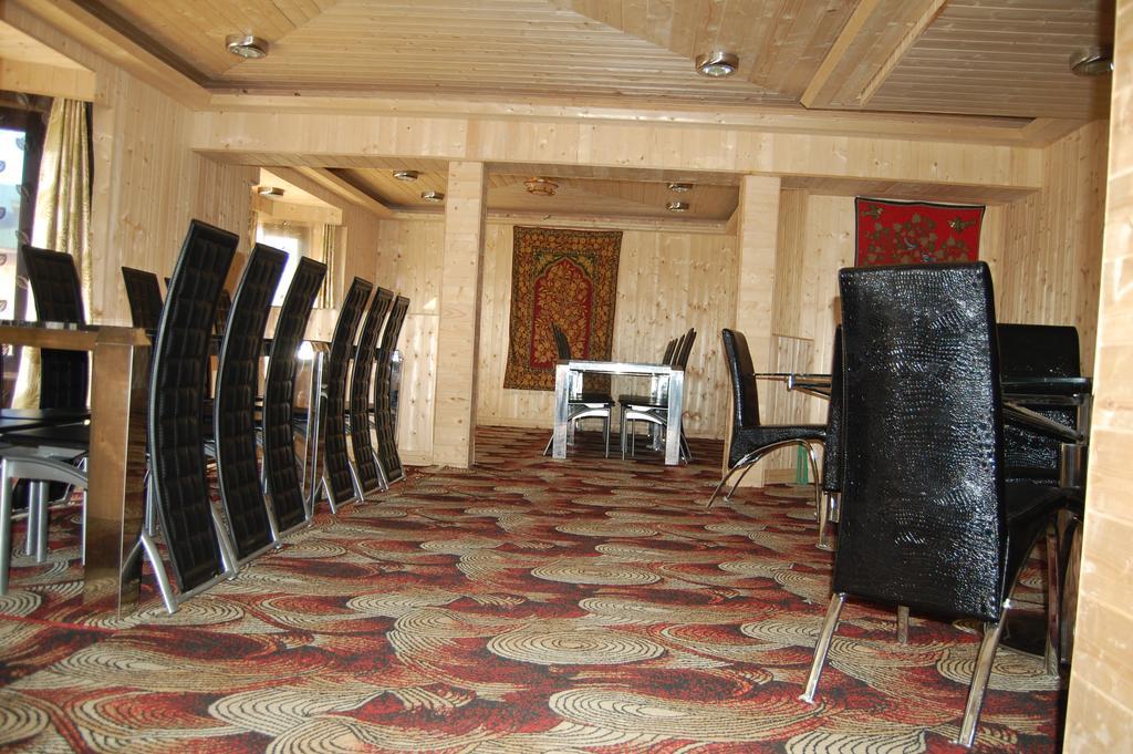 Hotel Zahgeer Continental Gulmarg Szoba fotó