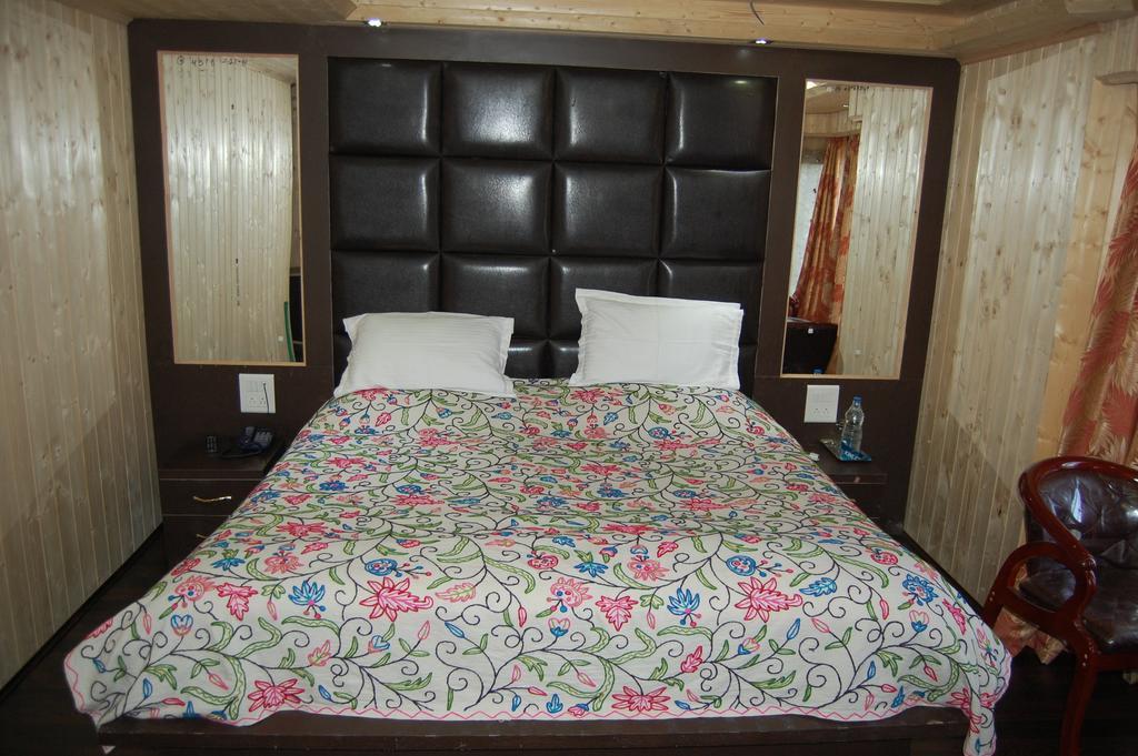 Hotel Zahgeer Continental Gulmarg Szoba fotó