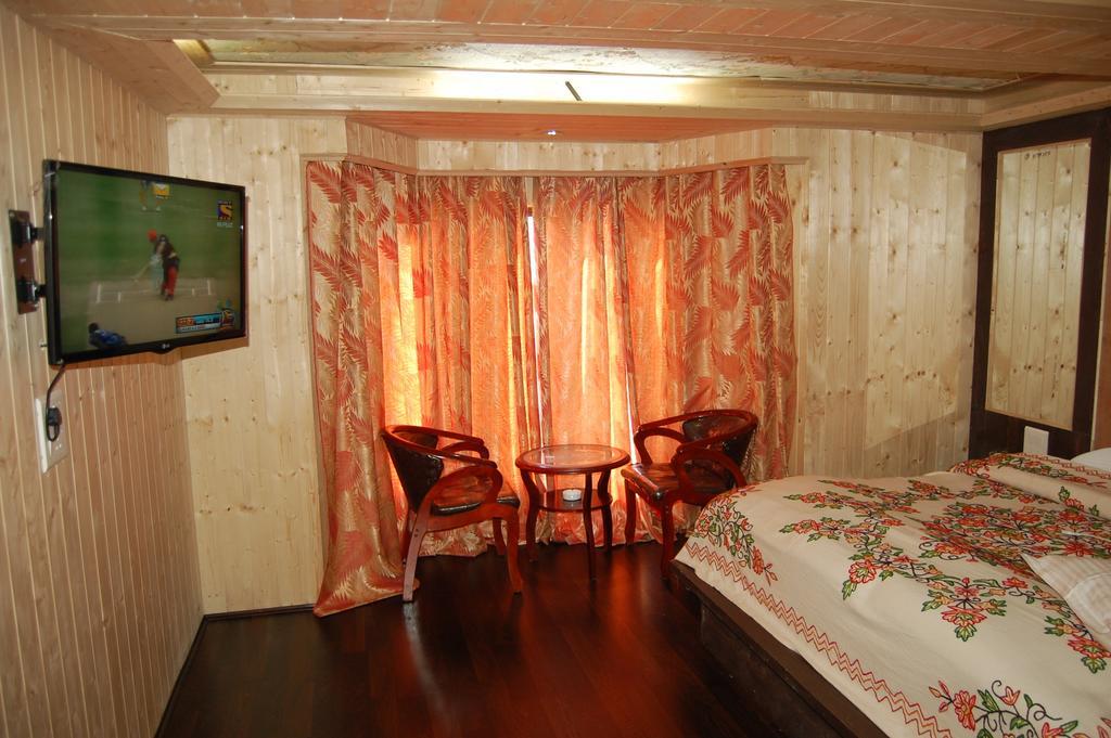Hotel Zahgeer Continental Gulmarg Szoba fotó