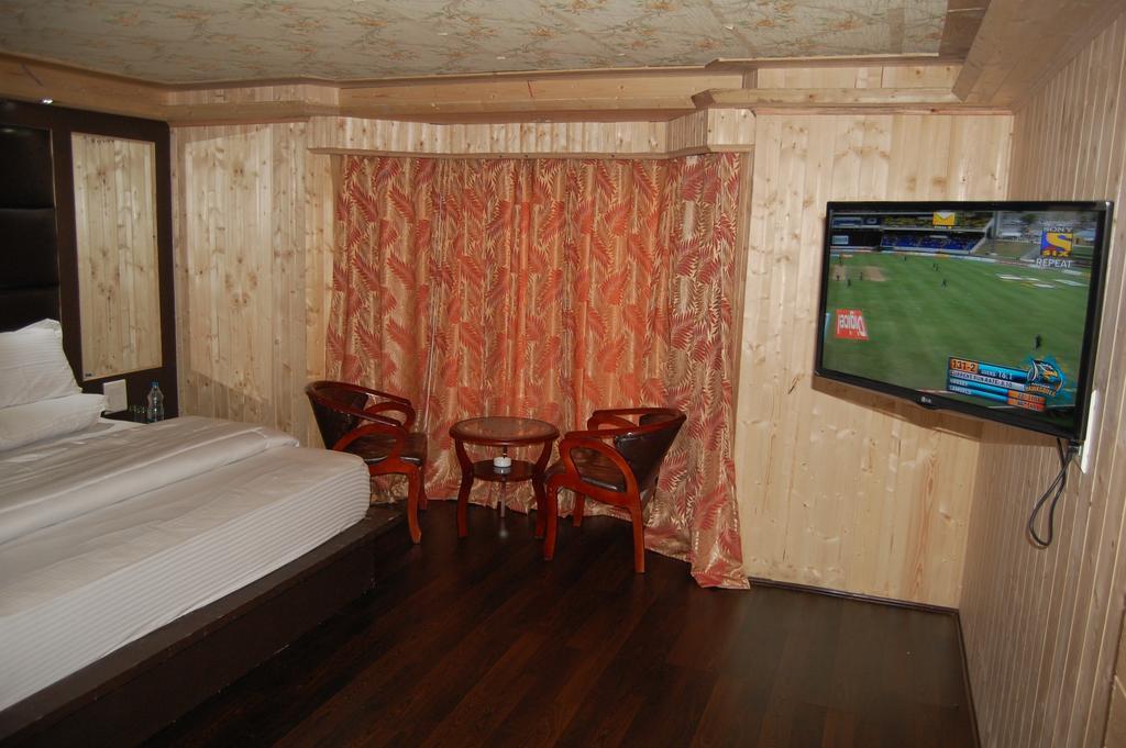 Hotel Zahgeer Continental Gulmarg Szoba fotó