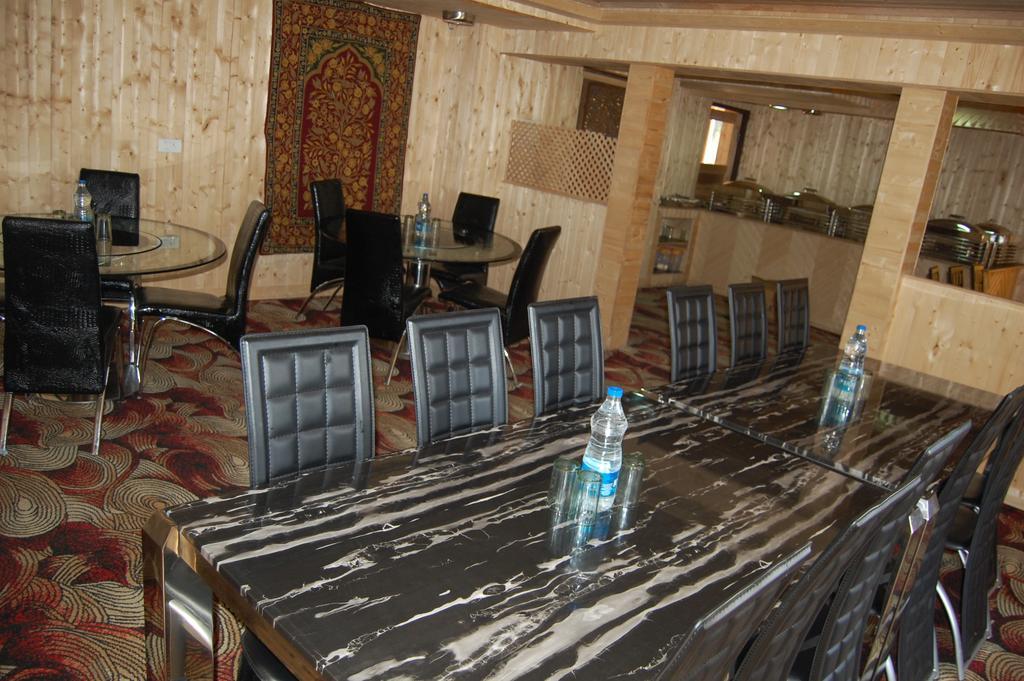 Hotel Zahgeer Continental Gulmarg Szoba fotó