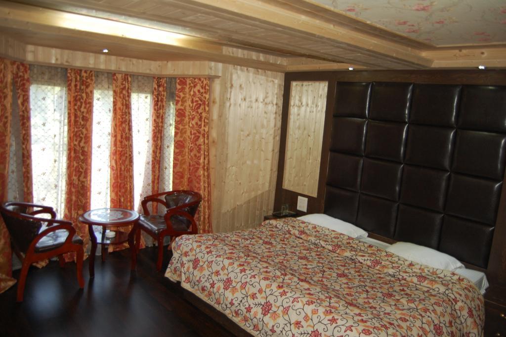 Hotel Zahgeer Continental Gulmarg Szoba fotó
