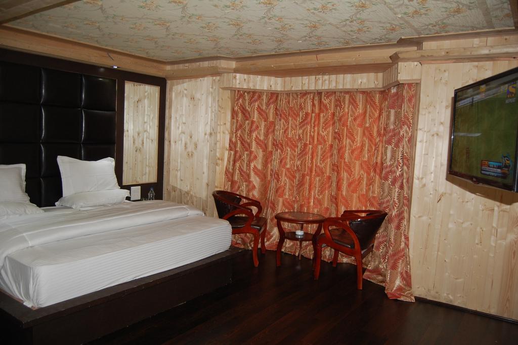 Hotel Zahgeer Continental Gulmarg Szoba fotó