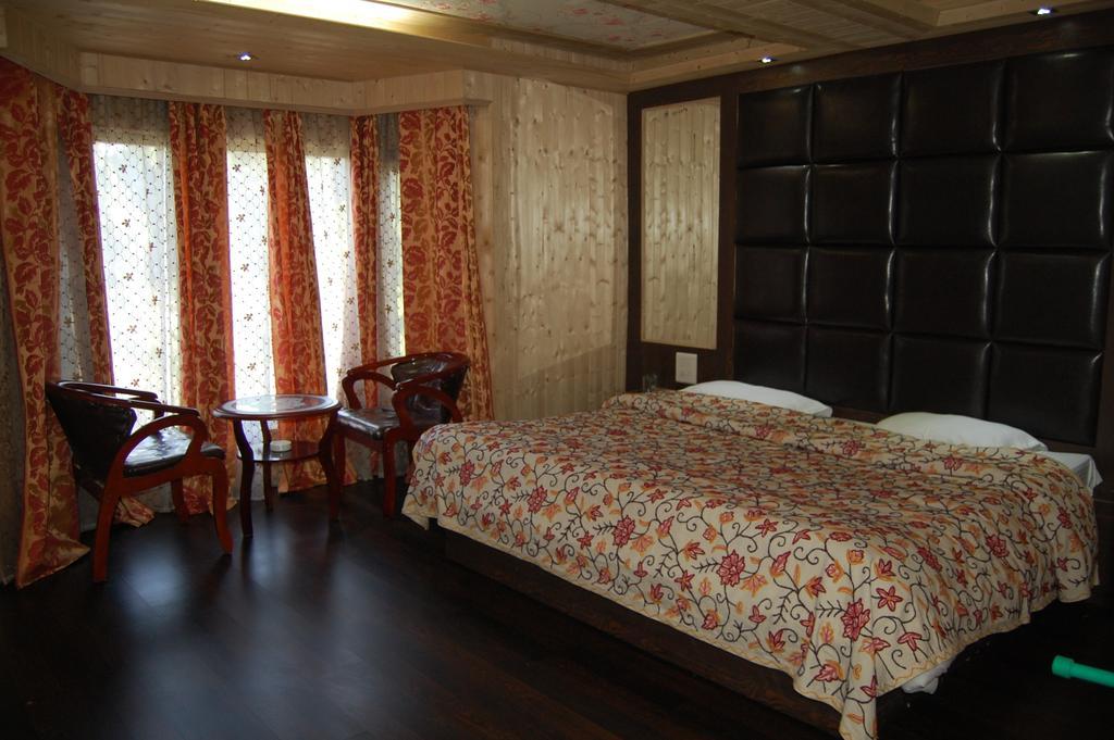 Hotel Zahgeer Continental Gulmarg Szoba fotó