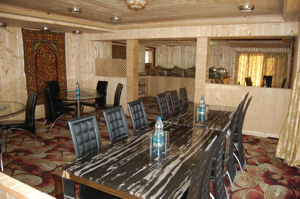Hotel Zahgeer Continental Gulmarg Szoba fotó